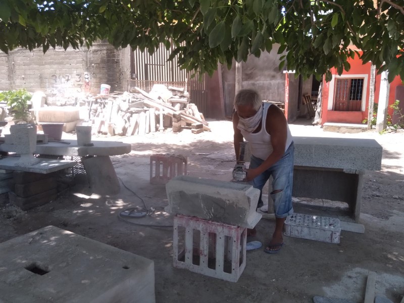 Familia juchiteca lleva 4 décadas dedicada al arte funerario