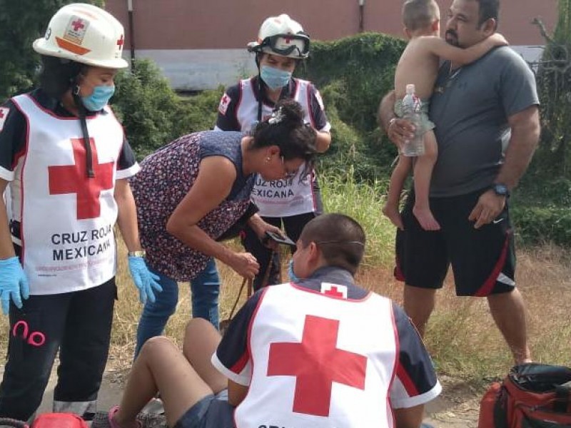 Familia lesionada tras camionazo frente a la UAS