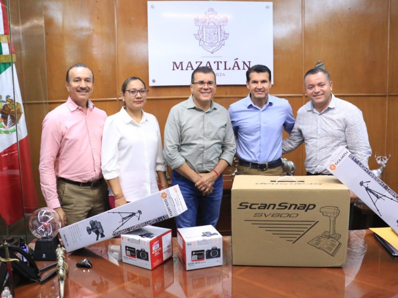 Familia Lizárraga dona material tecnológico al Archivo Histórico de Mazatlán