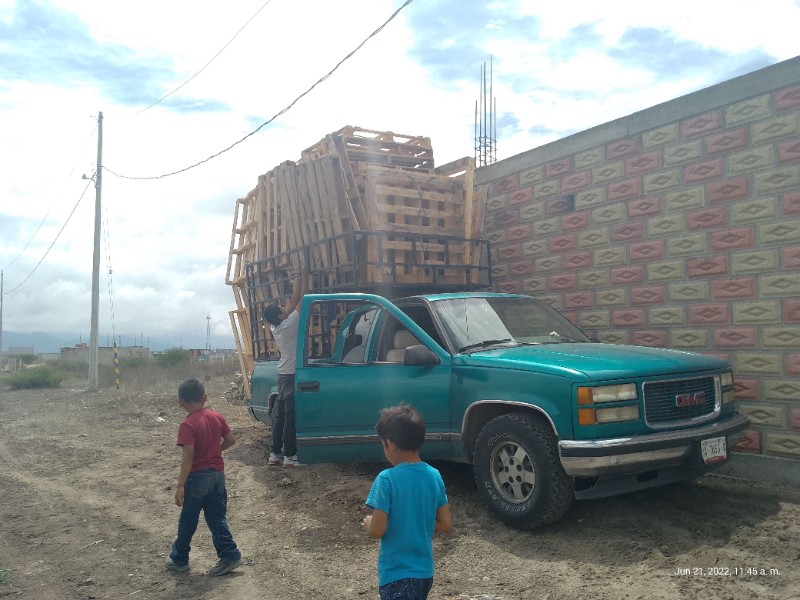 Familia pide ayuda para localizar camioneta robada