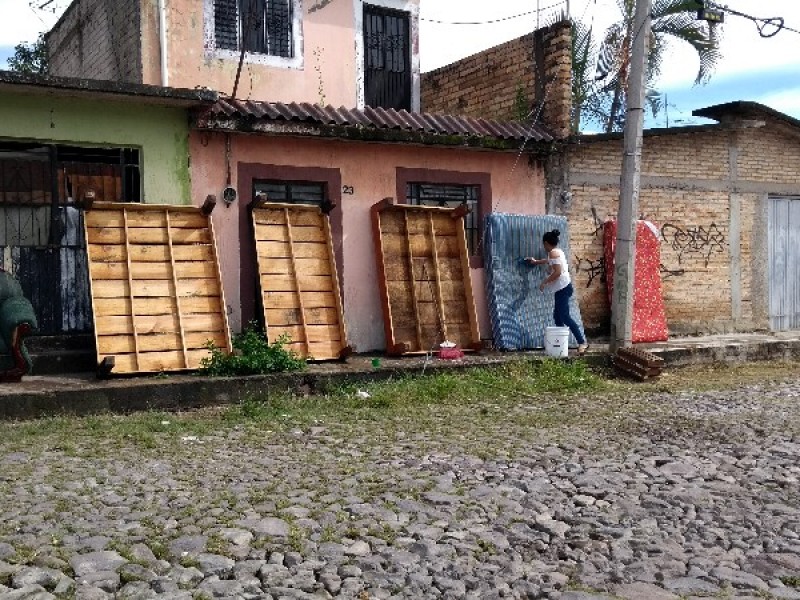 Familia pierde patrimonio tras desplome de barda