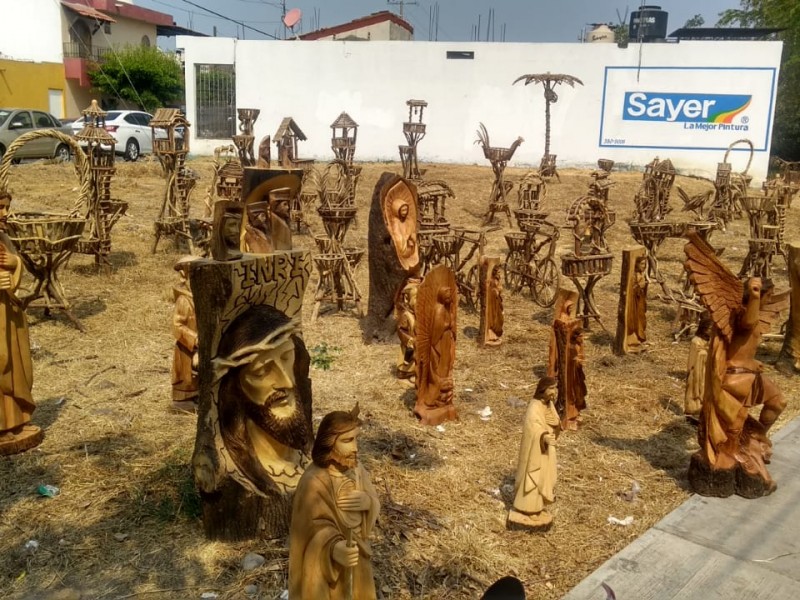 Familia realiza esculturas talladas de madera