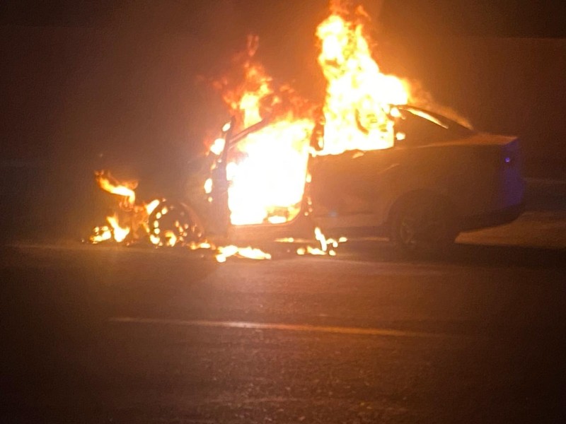 Familia se lleva un susto tras incendiarse su vehículo