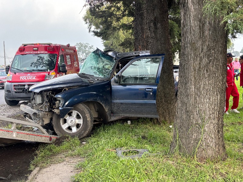 Familia sufre fuerte accidente en la Toluca-Atlacomulco
