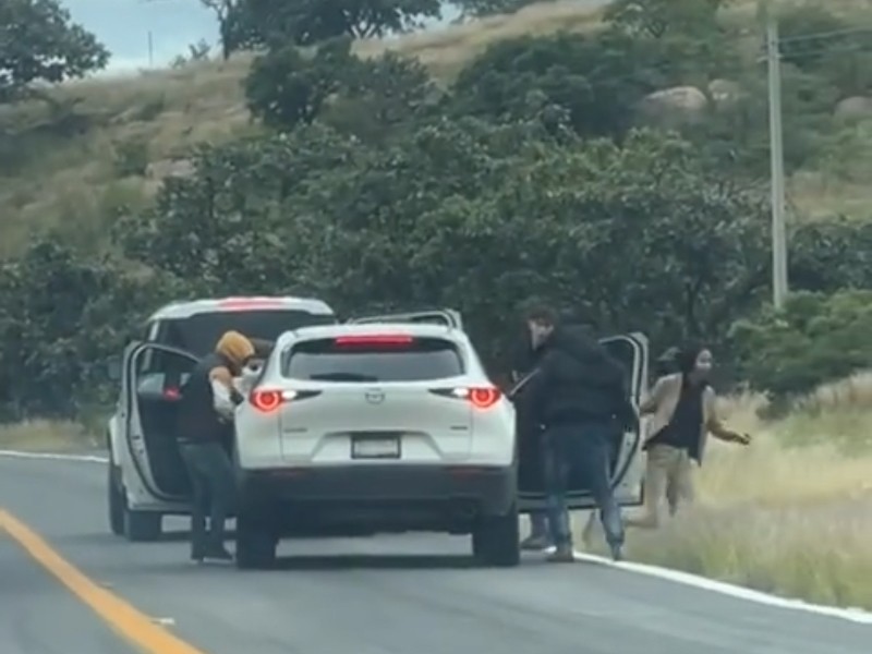 Familia sufre violento asalto y pierde su camioneta en carretera