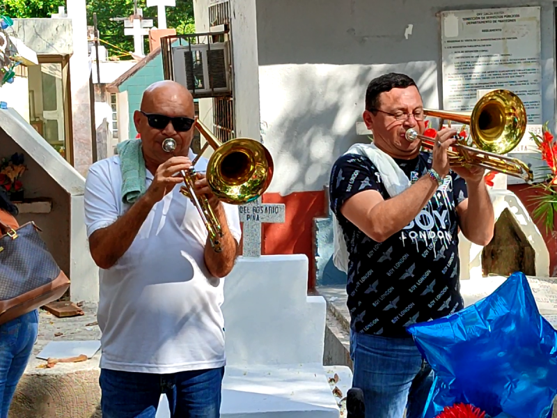 Familia Villa Pérez celebra con alegría y música en panteón