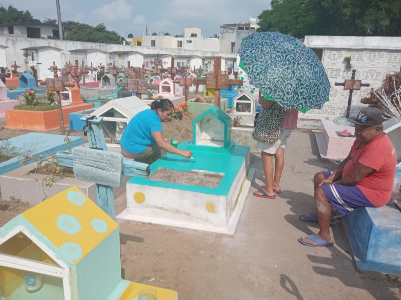 Familiares acuden al panteón municipal de Veracruz