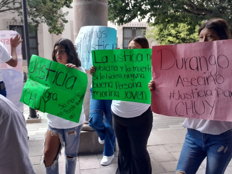 Familiares de “Chuy” exigen justicia frente al Congreso de Durango
