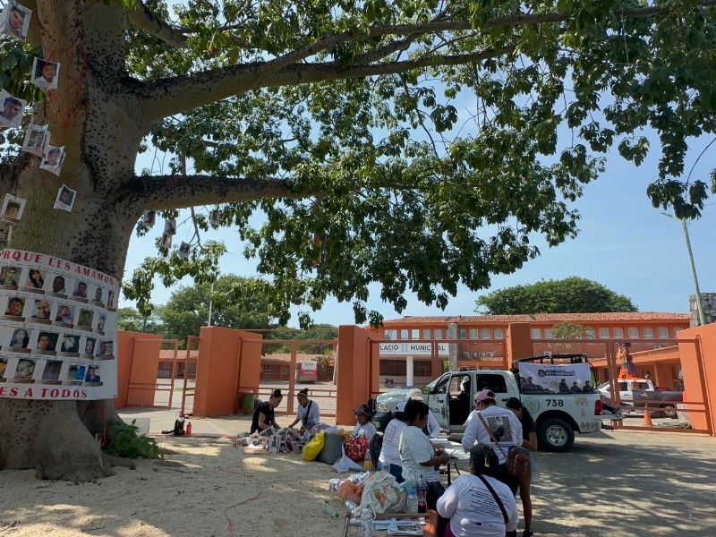 Familiares de desaparecidos colocan fotografías en Zihuatanejo