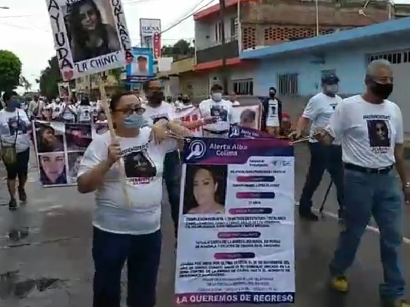 Familiares de desaparecidos en Colima marchan en la capital