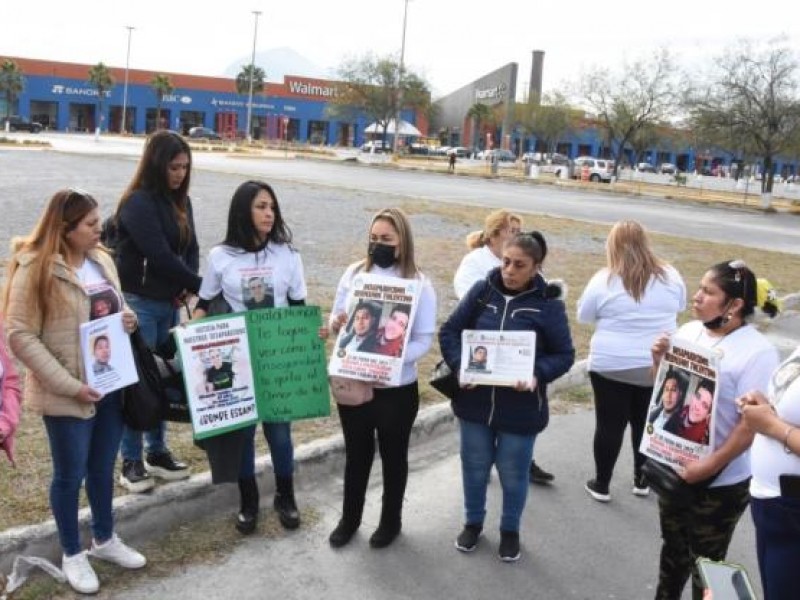Familiares de desaparecidos protestan en carretera