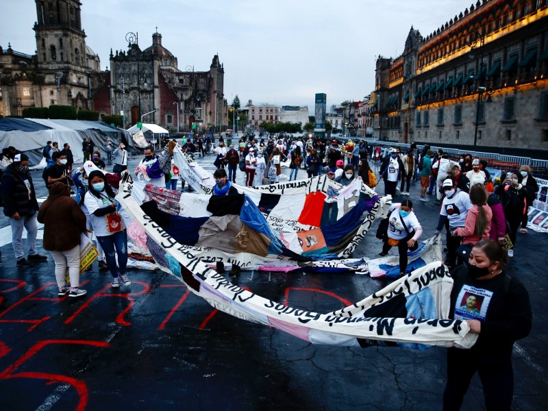 Familiares de desaparecidos protestan frente al Palacio Nacional