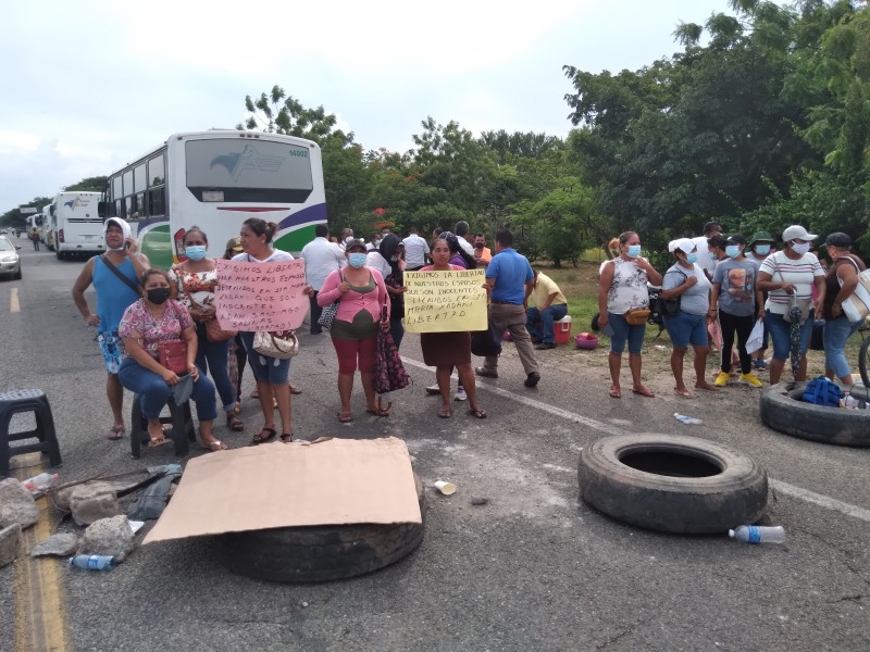 Familiares de detenidos bloquean la carretera en Juchitán