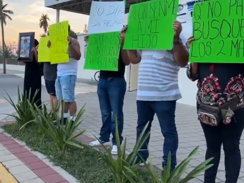 Familiares de Emiliano siguen en manifestación afuera de Semar Manzanillo