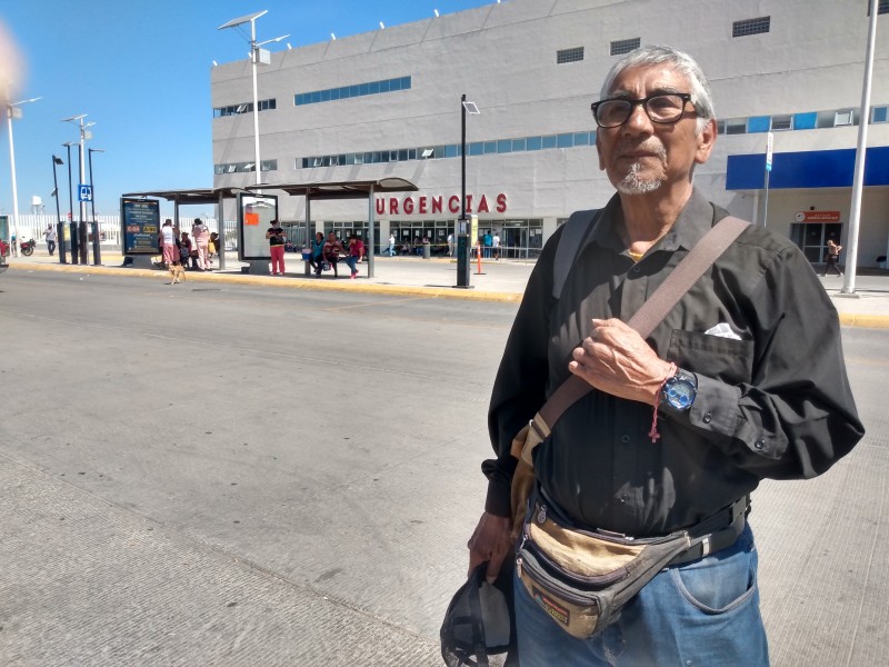 Familiares de enfermos esperan su recuperación bajo el intenso sol.