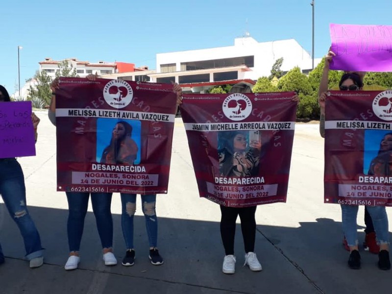 Familiares de mujeres desaparecidas se manifiestan en hotel plaza