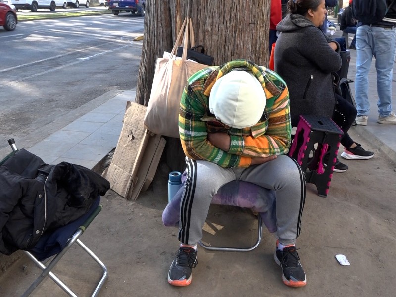 Familiares de pacientes hospitalizados enfrentan fríos e incertidumbre