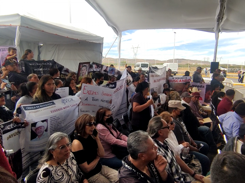 Familiares de personas desaparecidas se manifestaron en visita de AMLO