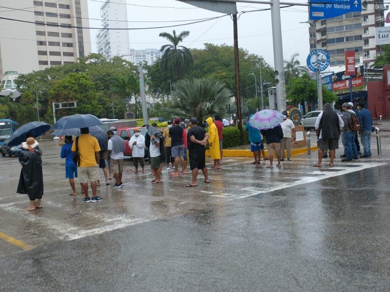Familiares de pescadores desparecidos bloquearon avenida; exigen búsqueda