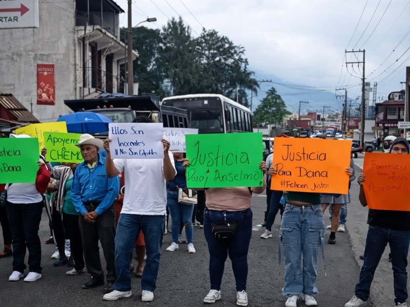 Familiares de policías detenidos bloquean carretera federal en ...