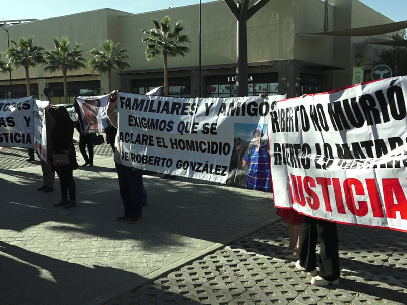 Familiares de Roberto, joven asesinado se manifiestan en evento municipal