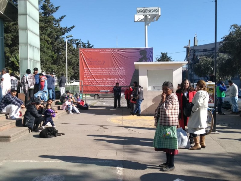 Familiares esperan a sus enfermos con frío