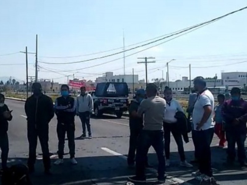 Familiares pacientes Hospital Ecatepec cierran vialidad