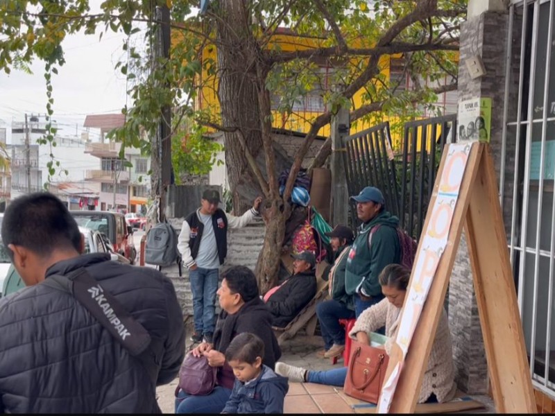 Familiares padecen intemperie afuera del IMSS Bienestar Tuxpan