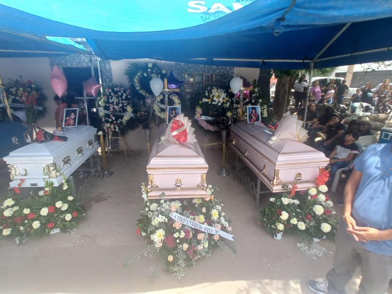Familiares realizan funeral a las niñas y su mamá encontradas fallecidas