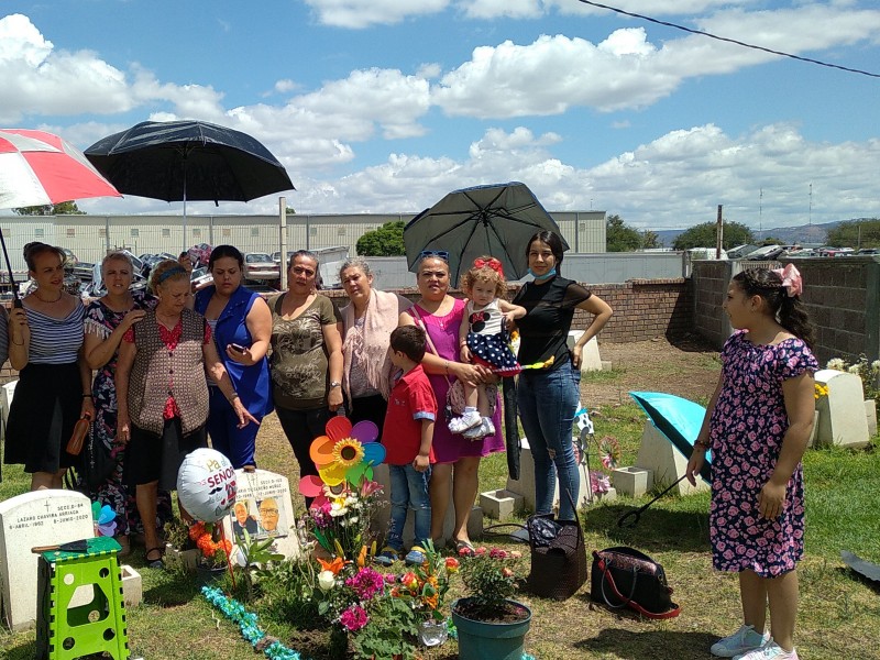 Familiares recuerdan a Don Rosario Tizcareño en el panteón.