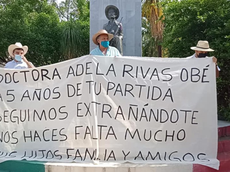 Familiares rinden homenaje póstumo a la Dra. Adela Rivas Obé