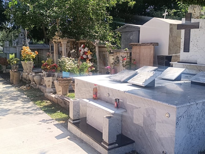 Familiares y autoridades preparan panteones para 1 y 2 de noviembre
