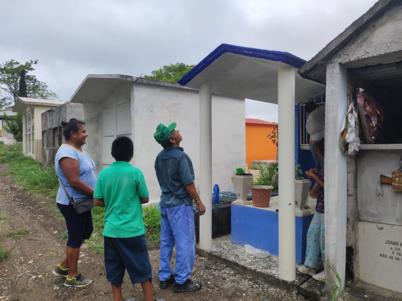 Familias adelantan visitas a los panteones en Tuxpan