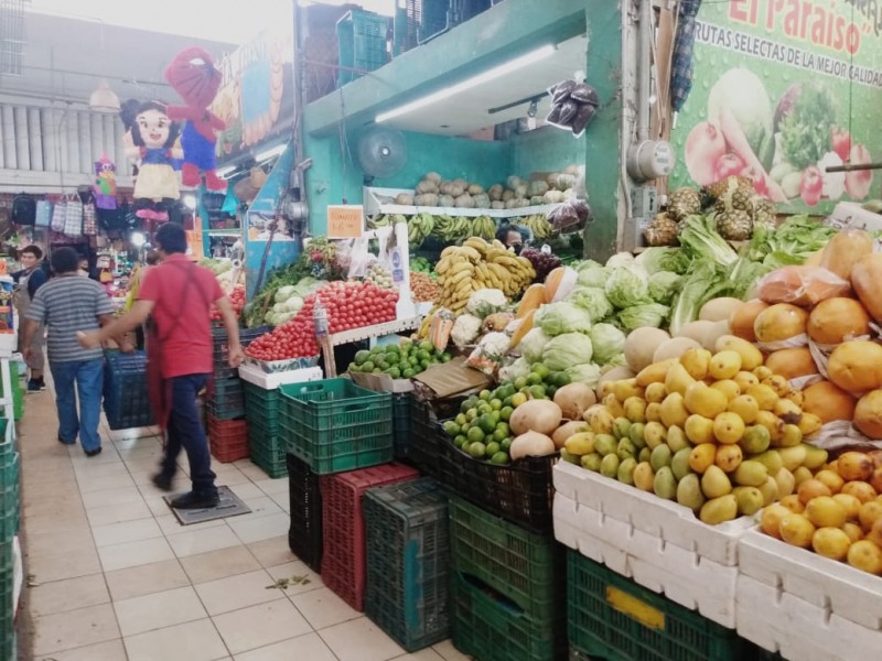 Familias afectadas por alza en canasta básica y servicios