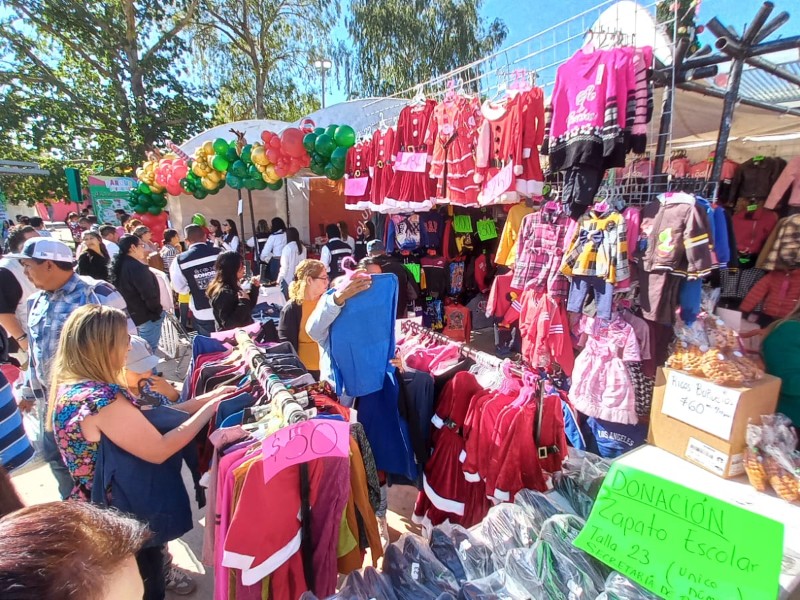 Familias aprovechan promociones en Bazar Navideño de DIF Sonora