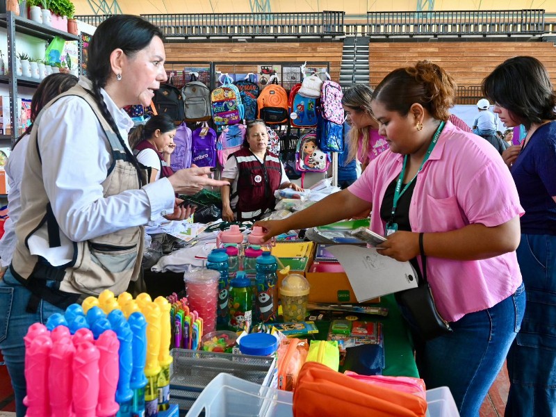 Familias aprovecharon las promociones en Bazar Escolar de DIF Sonora