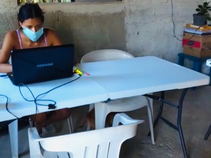 Familias comparten internet a estudiantes para que no deserten