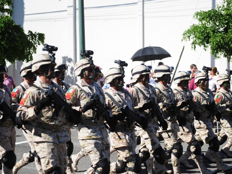 Familias de Hermosillo disfrutan del desfile cívico-militar