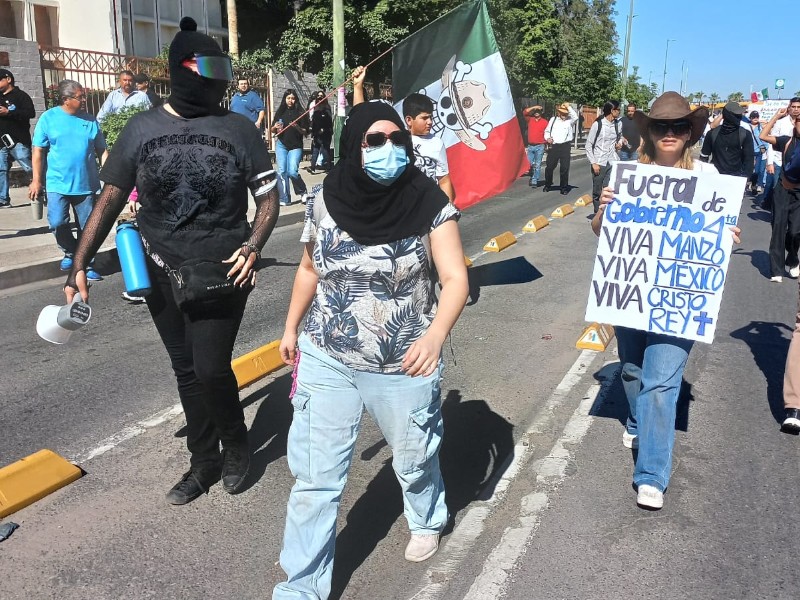 Familias de Hermosillo participan en Marcha de la Generación Z