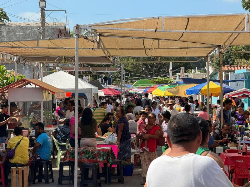 Familias de Juchitán abarrotan panteones en miércoles santo