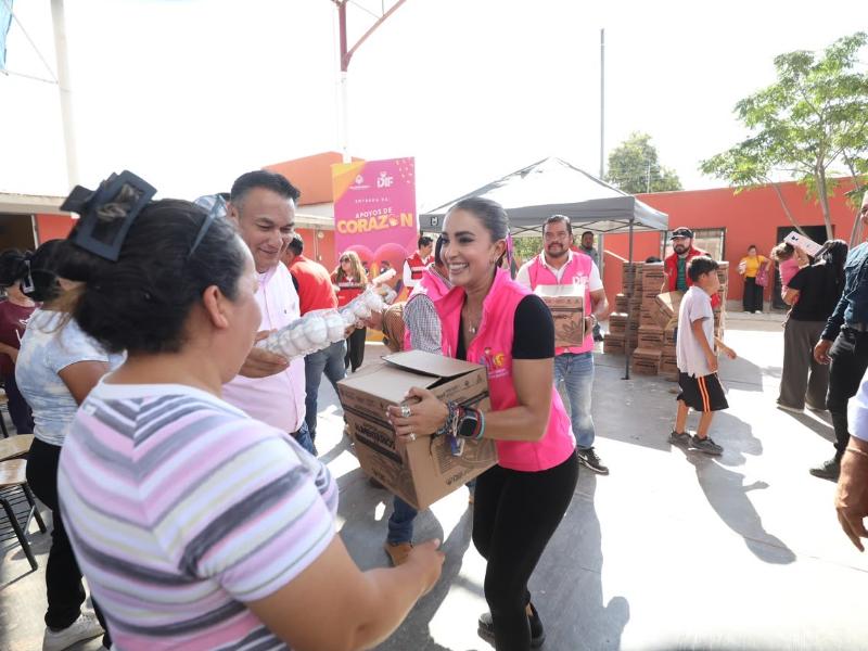 Familias de La Aurora, Ahedo y Poanas reciben despensas tras lluvias