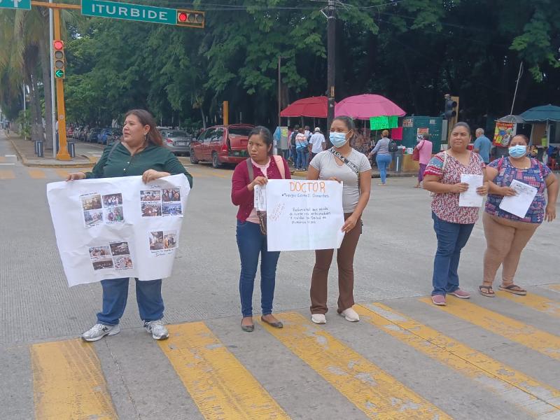Familias denuncian desabasto en hospitales de Veracruz y bloquean avenida