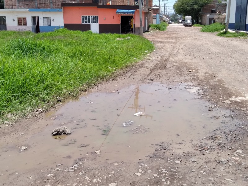 Familias denuncian infraestructura vial deficiente y con problemas de encharcamientos