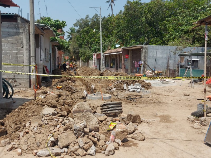 Familias denuncian riesgo ante obras; inseguro para el tránsito peatonal