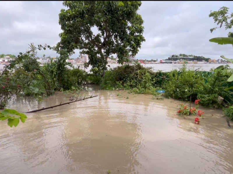 Familias desalojan viviendas por inundaciones