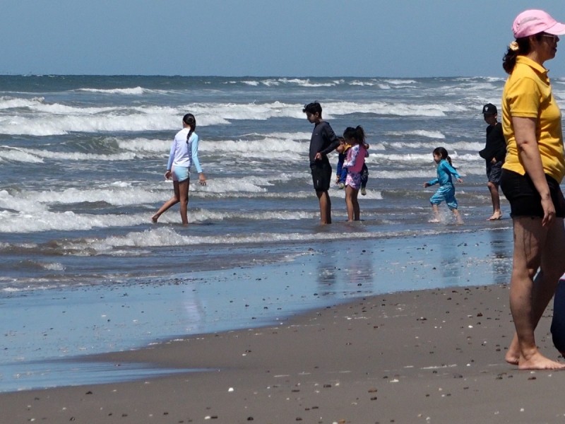 Familias disfrutan de las playas en Semana Santa