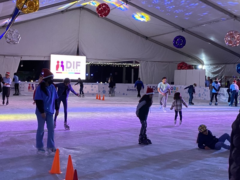 Familias disfrutan de pista de patinaje en Parque Infantil