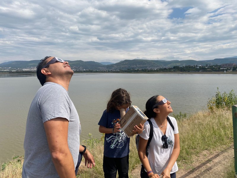 Familias disfrutan del Eclipse Solar Anular 2023