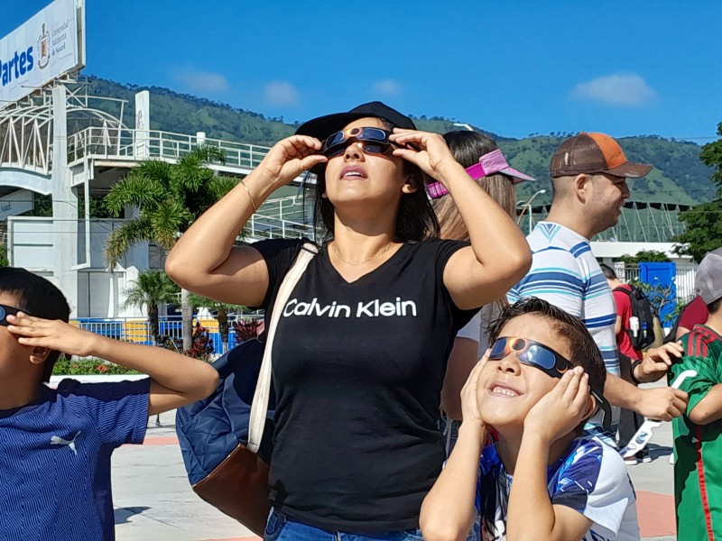 Familias disfrutaron observación del eclipse en la UAN