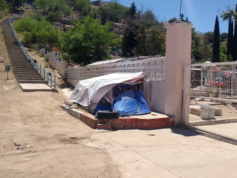 Familias Hondureñas duermen en carpas hechizas.